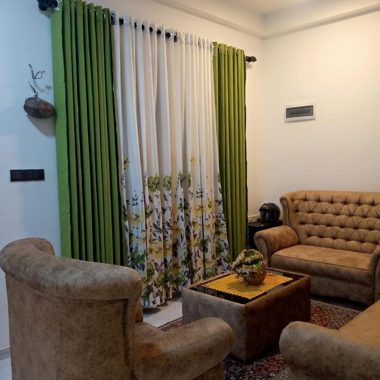 Alexandra Home For Foreign Tourists Only กัมโปลา ภายนอก รูปภาพ