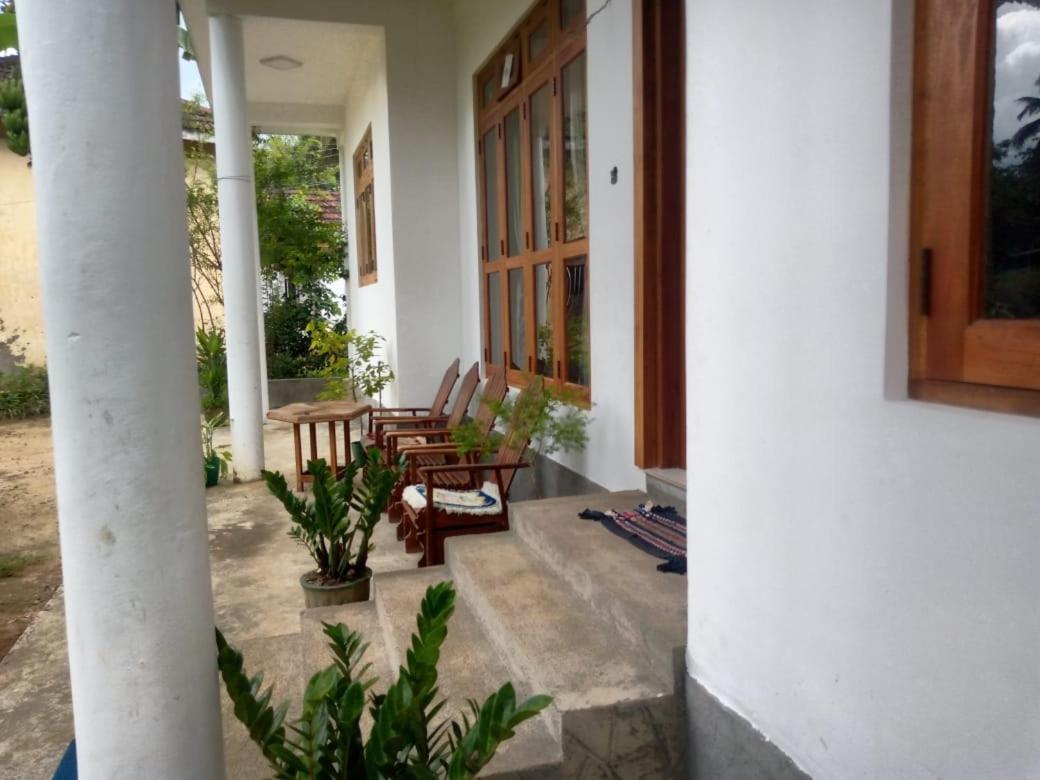 Alexandra Home For Foreign Tourists Only กัมโปลา ภายนอก รูปภาพ